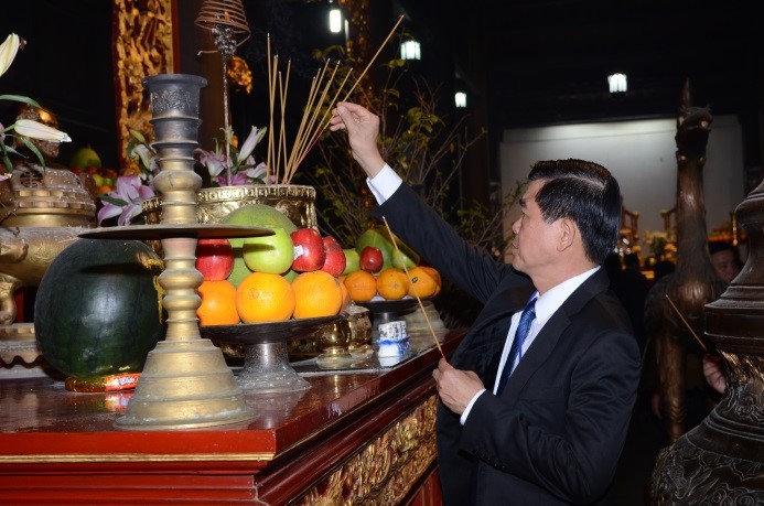 Đồng chí Nguyễn Hồng Lĩnh dâng hương tại Đền thờ Côn Đảo.