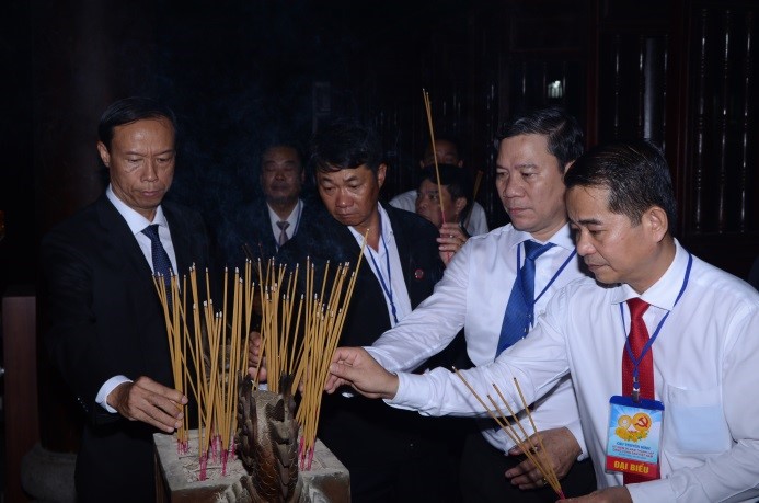Đồng chí Nguyễn Văn Thọ dâng hương tại Đền thờ Côn Đảo. 
