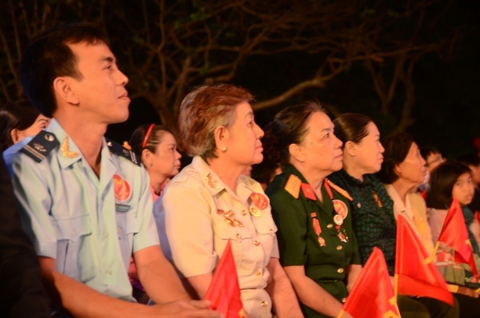 Người dân Côn Đảo tham gia chương trình cầu truyền hình “Ánh sáng niềm tin”.