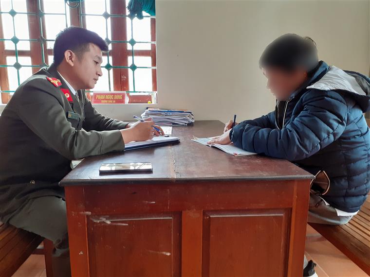 Cán bộ Công an huyện Nam Đàn đang làm việc với H.V.H