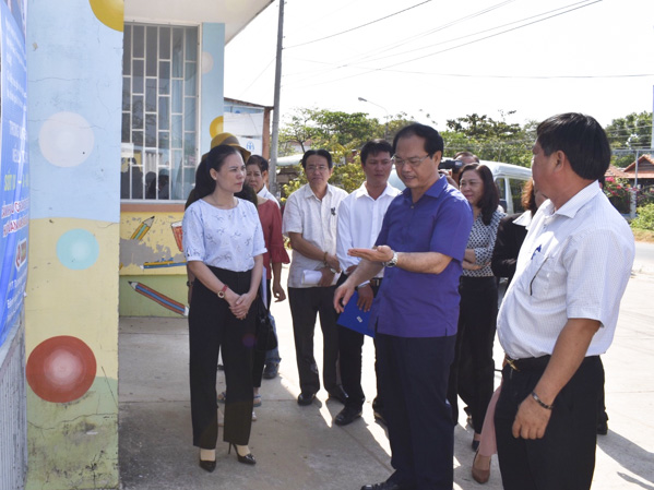 Phó Chủ tịch HĐND tỉnh Mai Ngọc Thuận (thứ 2 từ phải qua) tham gia cùng đoàn khảo sát, kiểm tra tình hình thực tế tại Trường MN Hướng Dương (xã Phước Thuận, huyện Xuyên Mộc).