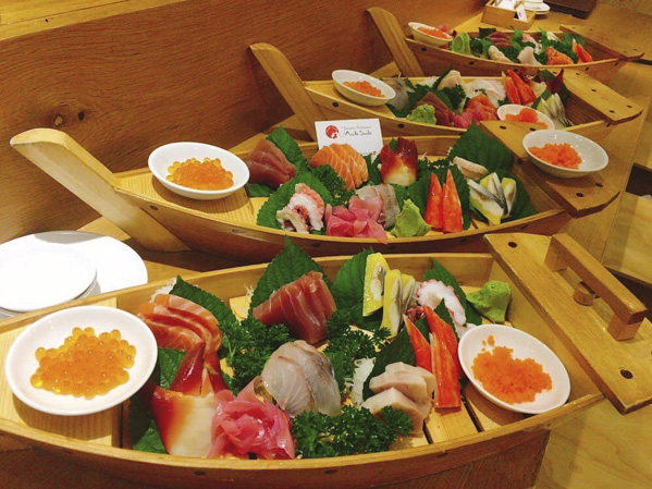 Sashimi là tên gọi chung cho những món ăn sống mà thành phần chính là các loại hải sản tươi sống. Đây là món ăn rất phổ biến trong thực đơn của người Nhật. Trong ảnh: Các món Sashimi tại nhà hàng Asahi Sushi (214, Thống Nhất).