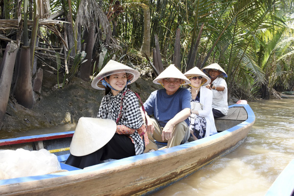 Du khách ngồi xuồng tham quan làng Đông Hòa Hiệp (Tiền Giang). 
