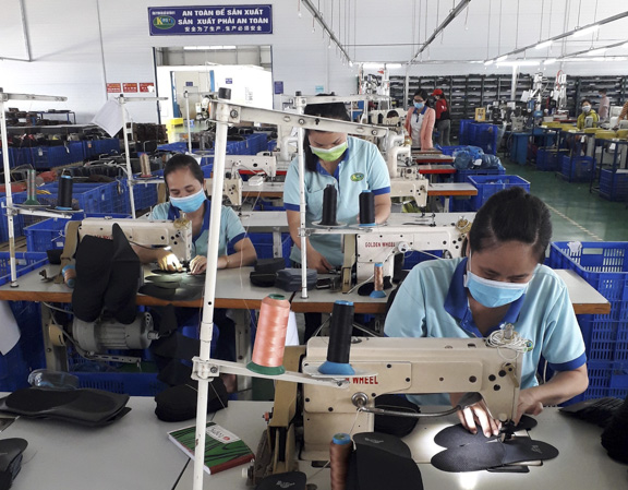 Công nhân Công ty TNHH Sản xuất giày Vĩnh Uy II (KCN Đất Đỏ) mang khẩu trang thường xuyên trong giờ sản xuất.