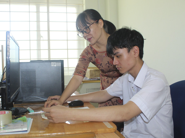 Cô Nguyễn Thị Hồng Quyên, hướng dẫn em Nguyễn Văn Hưng luyện kỹ năng về lập trình.