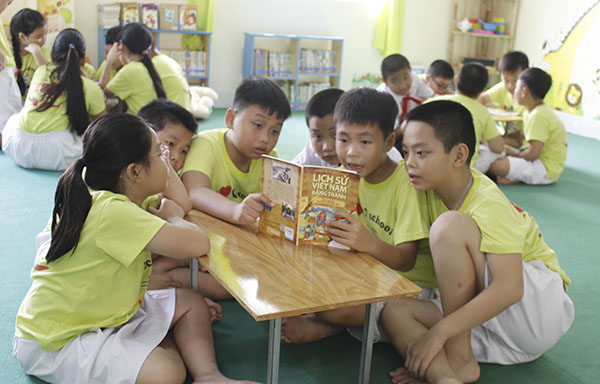 Từ ngày 17/2, HS, SV, HV trên địa bàn tỉnh sẽ đi học trở lại. Trong ảnh: HS Trường TH Quang Trung trong một tiết đọc sách tại thư viện trường.