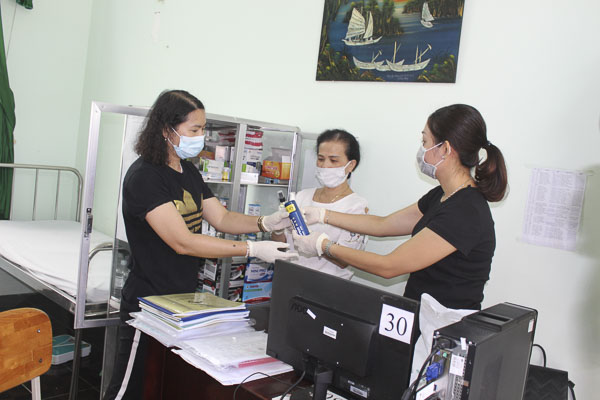 Giáo viên và nhân viên y tế Trường TH Quang Trung (TP.Vũng Tàu) chuẩn bị dung dịch rửa tay sát trùng cho học sinh.