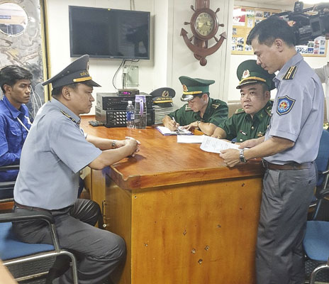Chi đội Kiểm ngư số 2 bàn giao thuyền viên Nguyễn Văn Phúc (ngoài cùng phía sau bên trái) cho BĐBP tỉnh.
