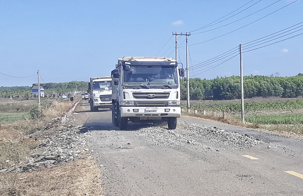 Mặt đường tại Km5 trên tuyến đường Suối Nghệ - Láng Lớn đoạn qua thôn Hữu Phước, xã Suối Nghệ bị hư hỏng nghiêm trọng do xe tải nặng thường xuyên lưu thông (ảnh chụp ngày 12/2).
