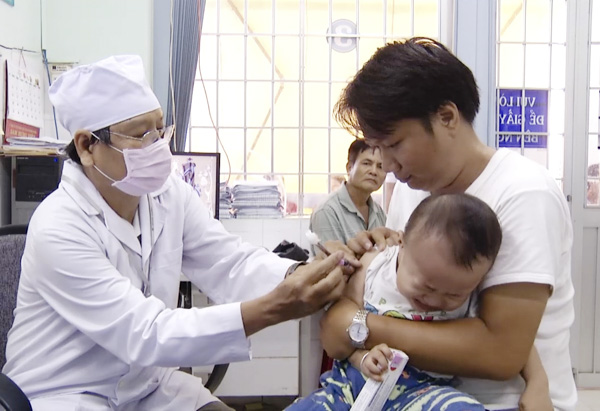Cúm A/H1N1 có thể phòng ngừa hiệu quả bằng vaccin phòng bệnh. Trong ảnh: Tiêm phòng cúm mùa cho trẻ tại Trung tâm Y tế dự phòng tỉnh.