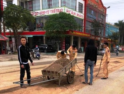 Phải mất hơn 3 giờ đồng hồ CSGT và người dân mới dọn xong số lượng đất, đá rơi vãi trên đường