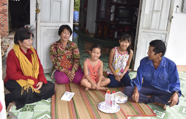 Gia đình ông Nguyễn Quang Hưng trong căn nhà do Hội Chữ thập đỏ vận động xây tặng.