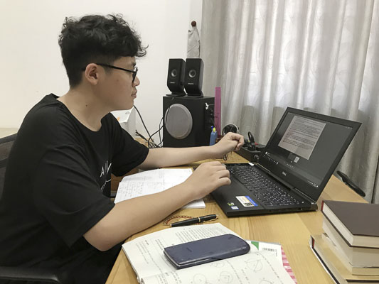 Em Hoàng Tuấn Minh, HS lớp 9/1, Trường THCS Vũng Tàu (TP. Vũng Tàu)  mở email để nhận bài tập Toán từ cô giáo.   