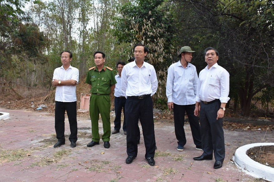 Các ông Nguyễn Văn Thọ, Chủ tịch UBND tỉnh; Lê Tuấn Quốc, Phó Chủ tịch UBND tỉnh trực tiếp đến hiện trường chỉ huy việc dập tắt đám cháy.