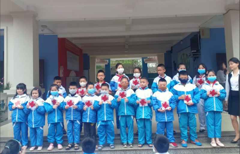 Học sinh đeo khẩu trang khi nhận thưởng trong lễ chào cờ đầu tuần tại Trường Thực hành sư phạm Đại học Vinh, thời điểm chưa nghỉ học. Ảnh: Thu Hiền