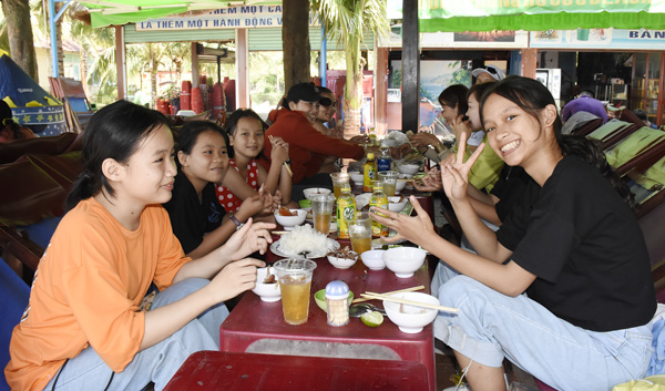 Hương Phong-Hồ Cốc Beach Resort đông khách ăn uống, vui chơi đầu tháng 2/2020.