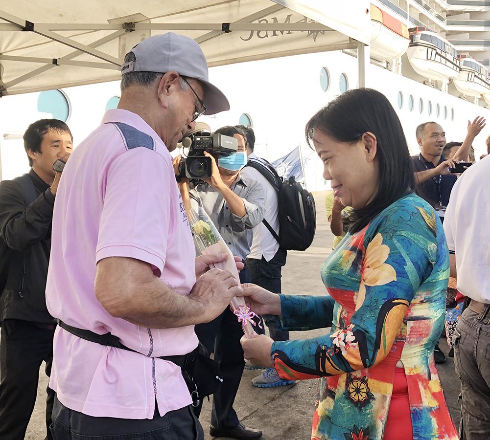 Tham gia cùng đoàn đón du thuyền MSC Splendida, bà Đỗ Nguyễn Hoàng Dung, Quyền Tổng Biên tập Báo BR-VT tặng hoa cho khách.