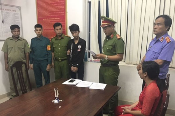 Công an TP.Vũng Tàu thực hiện lệnh bắt Phan Văn Khánh (thứ tư, từ trái qua) đối tượng cầm đầu vụ án gây rối trật tự công cộng. 