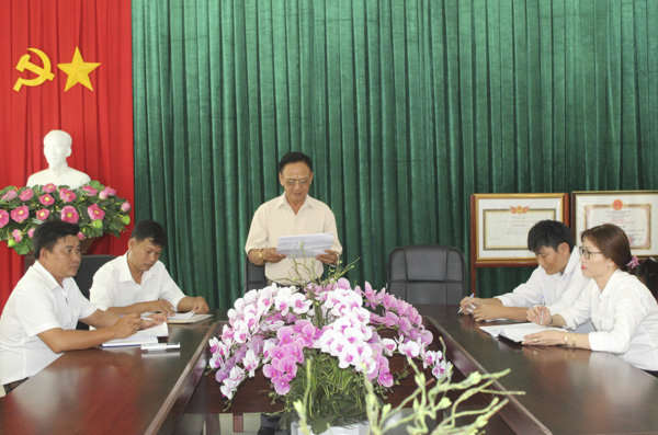 Ông Huỳnh Văn Quân, Bí thư Đảng ủy xã Long Mỹ chủ trì cuộc họp rà soát công tác chuẩn bị Đại hội Đảng bộ xã.