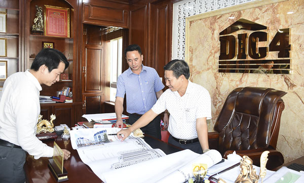 Doanh nhân Lê Đình Thắng, Chủ tịch HĐQT Công ty DIC số 4 (bìa phải) trao đổi với cán bộ công ty về các dự án DIC đang triển khai thực hiện