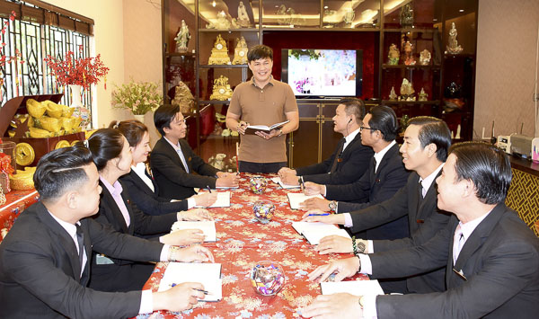 Ông Lương Chí Vĩ, Giám đốc Công ty TNHH Lương Gia (đứng) họp về kế hoạch đào tạo, phục vụ trong thời gian phòng, chống dịch cúm COVID -19 với đội ngũ quản lý nhà hàng Maxim’s.