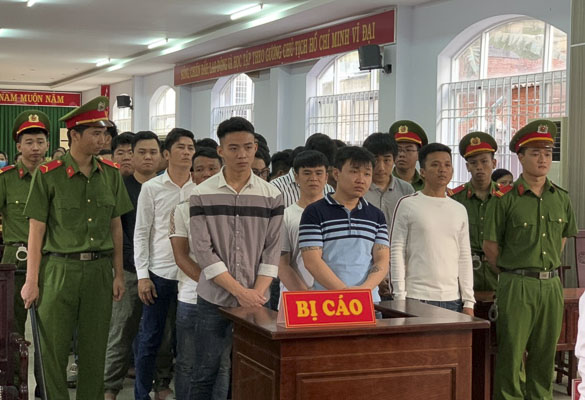 Bị cáo Nguyễn Văn Hưng (hàng đầu tiên, thứ hai từ phải qua) cùng 34 bị cáo nghe HĐXX tuyên án trong phiên tòa ngày 28/2.