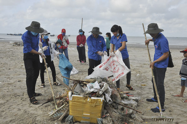 Vấn đề ô nhiễm Ao Hải Hà, thị trấn Long Hải, huyện Long Điền được lãnh đạo tỉnh đặt mục tiêu khởi động dự án xử lý trong năm 2020. Trong ảnh: Các lực lượng ĐVTN ra quân dọn dẹp rác thải tại Ao Hải Hà. Ảnh: DIỄM QUỲNH