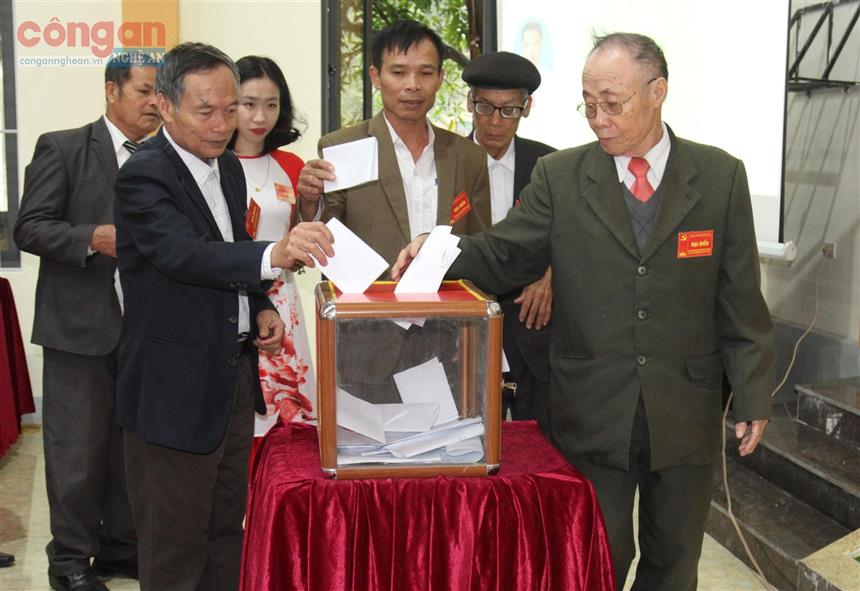 Tập trung tổ chức thành công Đại hội Đảng các cấp