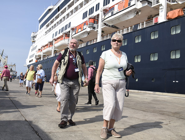 Du khách nước ngoài di chuyển trên cầu Cảng tổng hợp Thị Vải để lên xe tham gia tour tham quan.