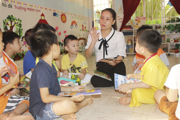 HS từ lớp 9 trở xuống tiếp tục được nghỉ học đến hết ngày 15/3. Trong ảnh: GV Trường MN Châu Thành (TP. Vũng Tàu) đọc sách cho trẻ. Ảnh: KHÁNH CHI