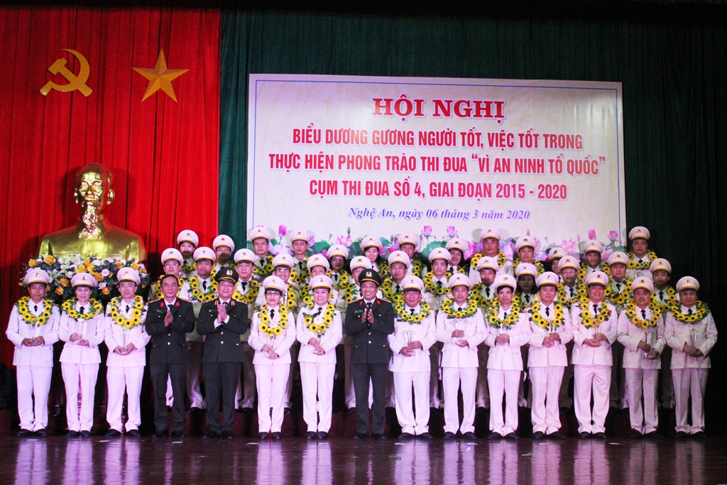 Dịp này, có 38 cá nhân tiêu biểu được biểu dương gương người tốt, việc tốt.
