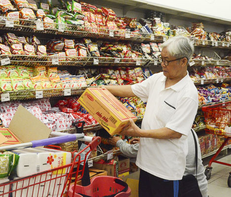 Một người dân chọn mua mì gói tại Siêu thị Lotte Mart Vũng Tàu sáng 8/3.