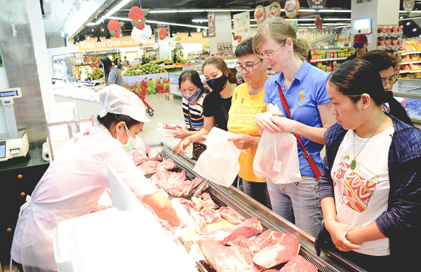 Người dân chọn mua thịt tại Siêu thị Lotte Mart Vũng Tàu sáng 8/3. Ảnh: ĐÔNG HIẾU