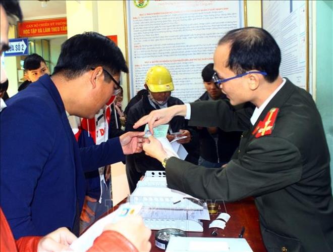 Hướng dẫn người dân làm thủ tục xuất nhập cảnh