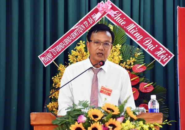 Đồng chí Trần Văn Sen, Phó Bí thư Đảng ủy, Chủ tịch UBND phường Long Toàn trình bày Báo cáo chính trị tại Đại hội.