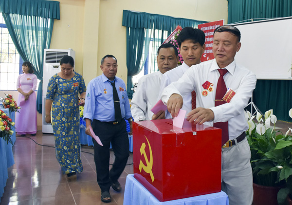 Đại biểu tiến hành bầu Ban Chấp hành Đảng bộ phường Long Toàn khóa VI, nhiệm kỳ 2020-2025.