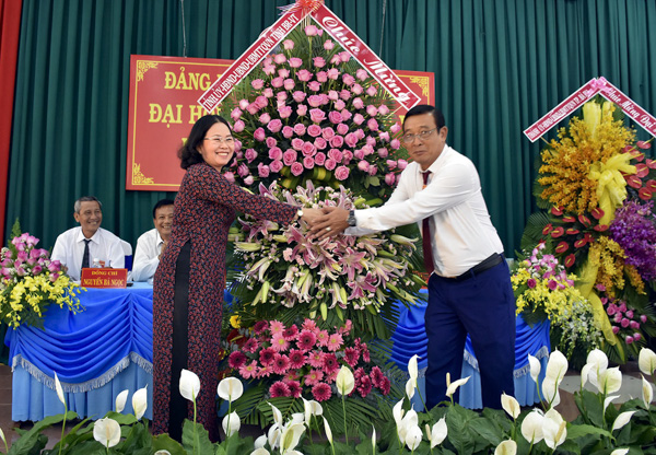 Đồng chí Nguyễn Thị Yến, Phó Bí thư Thường trực Tỉnh ủy, Trưởng Đoàn ĐBQH tỉnh tặng lẵng hoa chúc mừng Đại hội.
