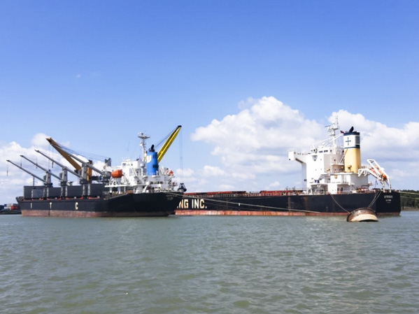 Việc thu phí cao làm ảnh hưởng đến lượng tàu cập cảng tại khu vực CM-TV. Trong ảnh: Tàu trọng tải 80 ngàn DWT cập Cảng Dịch vụ tổng hợp Hưng Thái.