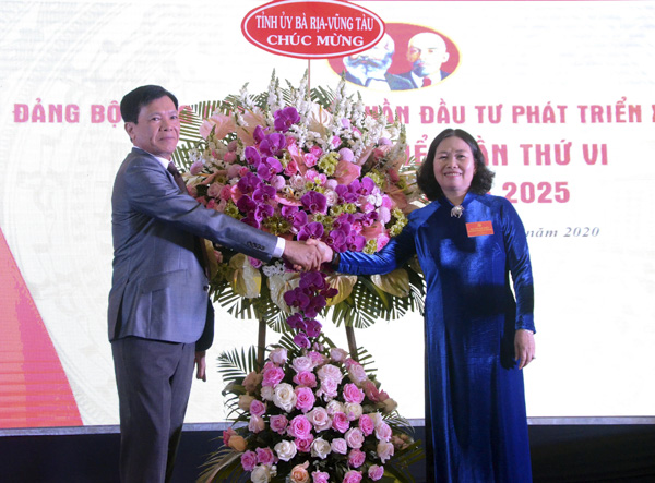 Đồng chí Nguyễn Thị Yến, Phó Bí thư Thường trực Tỉnh ủy, Trưởng Đoàn ĐBQH tỉnh tặng lẵng hoa chúc mừng Đại hội.