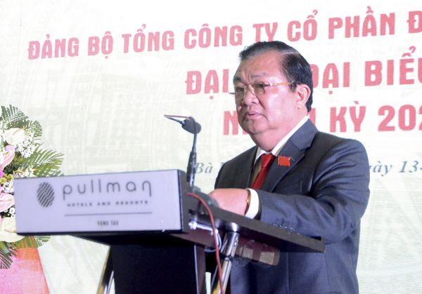 Đồng chí Trần Minh Phú, Phó Bí thư Đảng ủy, Phó Chủ tịch DIC Corp trình bày Báo cáo chính trị tại Đại hội.