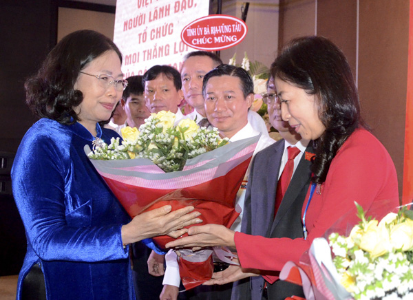 Đồng chí Nguyễn Thị Yến, Phó Bí thư Thường trực Tỉnh ủy, Trưởng Đoàn ĐBQH tỉnh tặng hoa chúc mừng Ban Chấp hành Đảng bộ DIC Corp nhiệm kỳ 2020-2025.