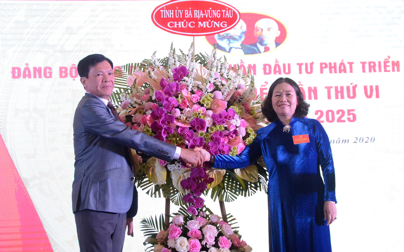 Đồng chí Nguyễn Thị Yến, Phó Bí thư Thường trực Tỉnh ủy, Trưởng Đoàn ĐBQH tỉnh  tặng lẵng hoa chúc mừng Đại hội.