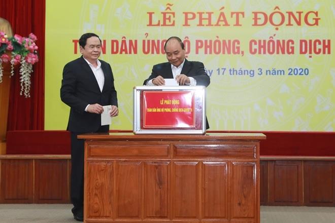 Thủ tướng và các đại biểu trực tiếp ủng hộ tại Lễ phát động.