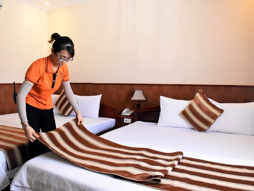Nhân viên khách sạn Kiều Anh chuẩn bị phòng sẵn sàng làm nơi cách ly khi các cơ quan chức năng cần. 