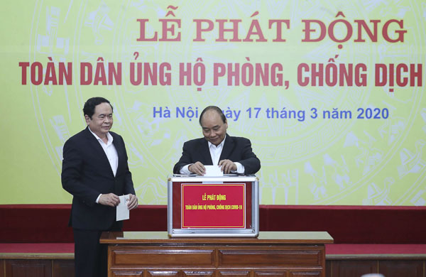 Thủ tướng Nguyễn Xuân Phúc quyên góp ủng hộ phòng, chống dịch COVID-19. Ảnh: THỐNG NHẤT 