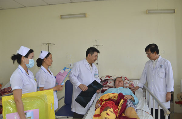 Đội ngũ y, bác sĩ Bệnh viện Bà Rịa thăm hỏi, động viên BN Nguyễn Thị Tươi (TX. Phú Mỹ) sau ca phẫu thuật. Ảnh: MINH THANH