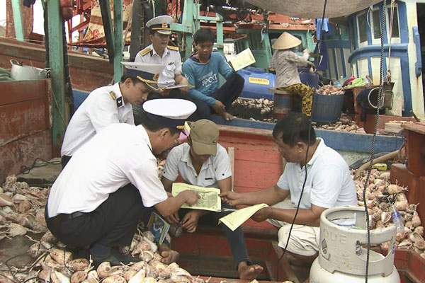 Lực lượng Vùng 2 Hải quân cung cấp kiến thức pháp luật về chủ quyền biển, đảo cho ngư dân.