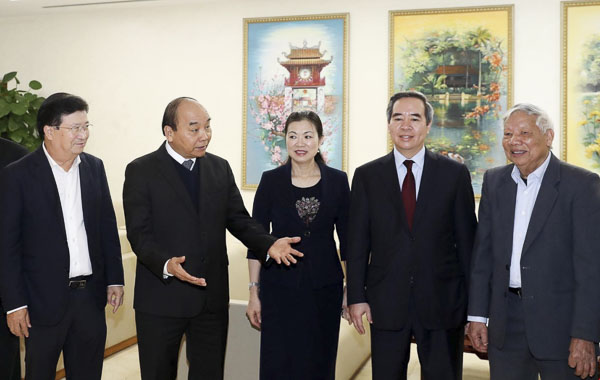 Thủ tướng Nguyễn Xuân Phúc trao đổi với các đại biểu  bên lề hội nghị. Ảnh: THỐNG NHẤT 