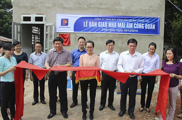 Đại diện Công ty TNHH MTV Xăng dầu BR-VT trao mái ấm công đoàn cho người lao động tại xã Xà Bang, huyện Châu Đức.