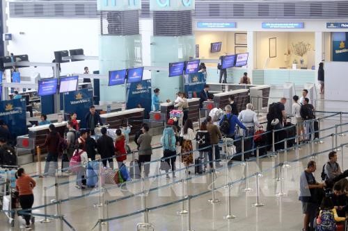 Hành khách làm thủ tục tại sân bay Nội Bài.